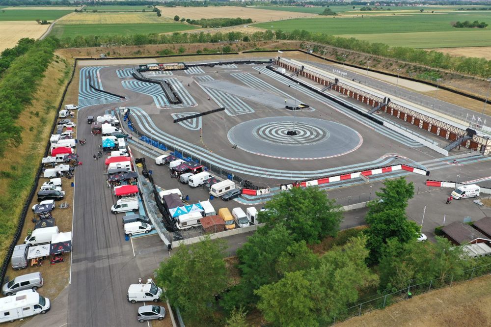 Vue aérienne du circuit École occupé par un plateau moto