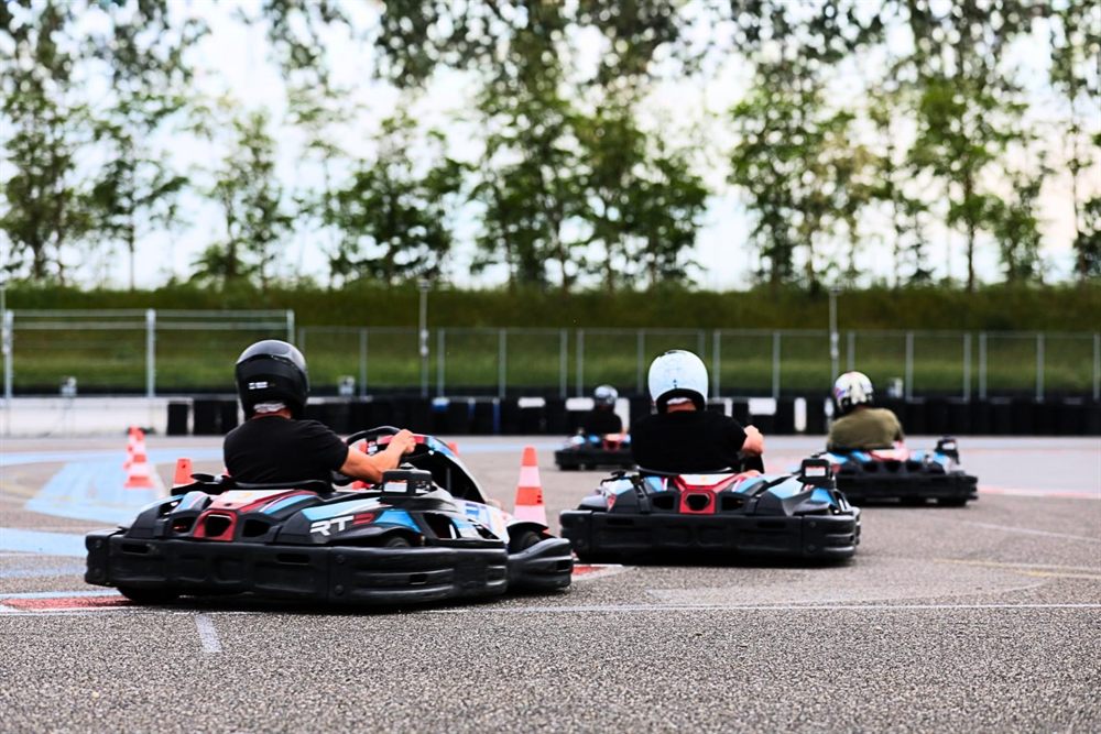 Karts en enfilade sur la piste école
