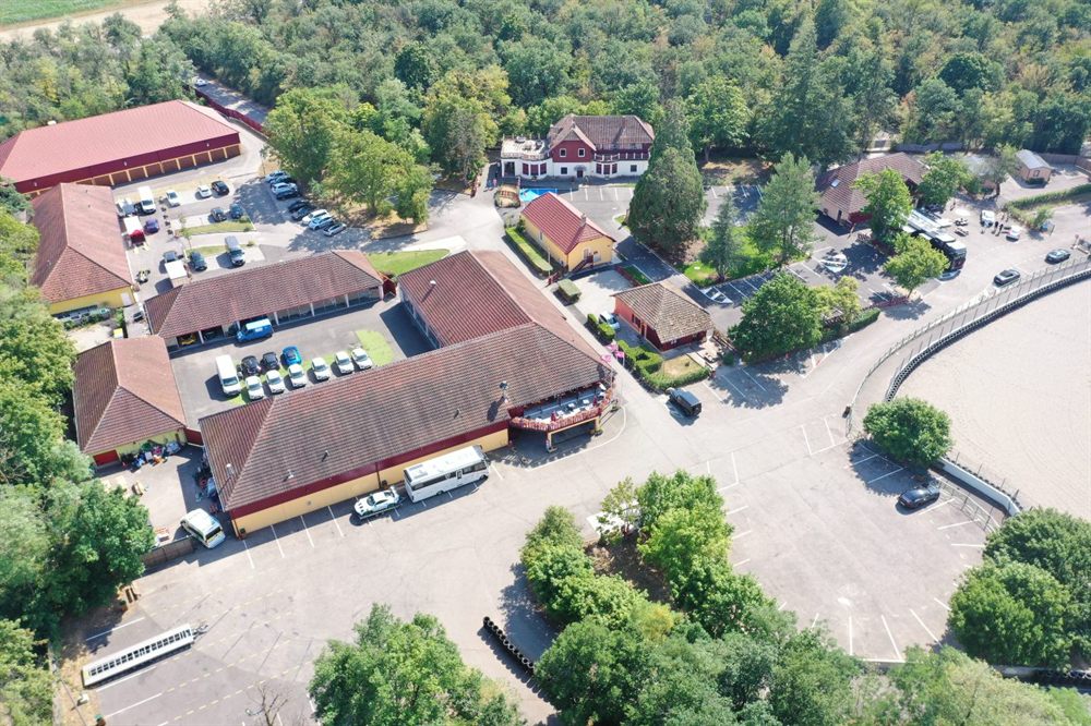 Vue aérienne des bâtiments d'accueil et du parc