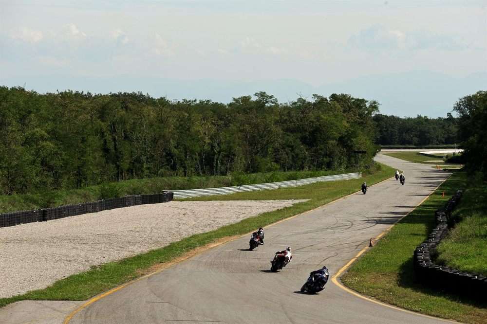 Groupe de motos en enfilade sur le circuit