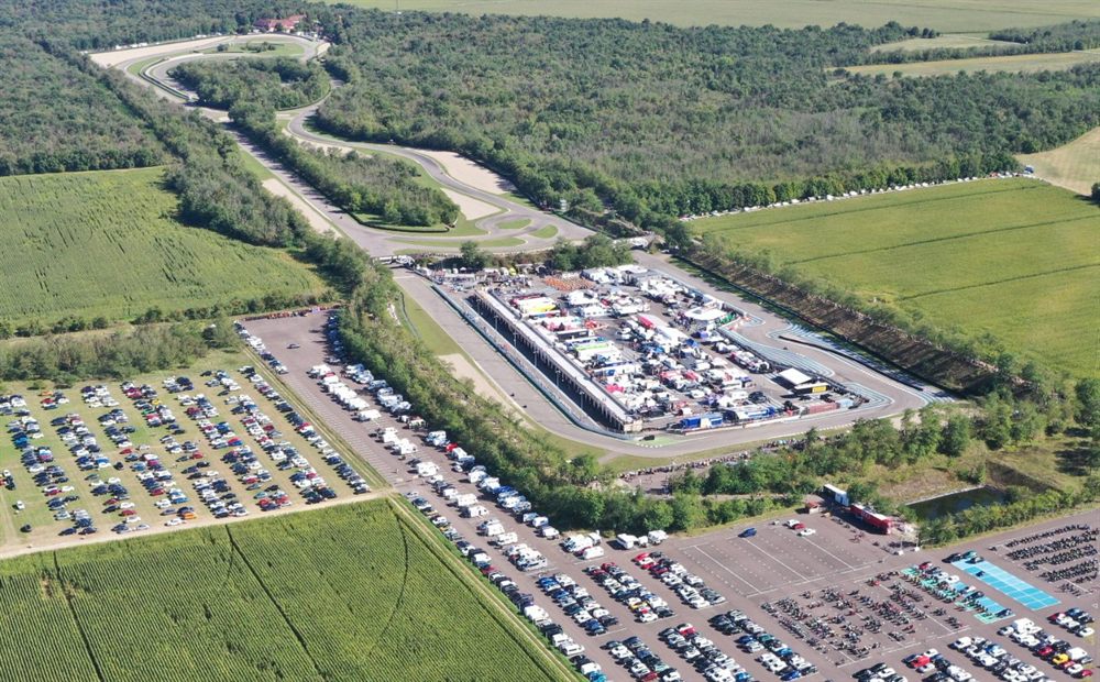 Vue aérienne large du circuit de l'Anneau du Rhin un jour de manifestation