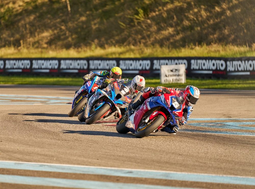Trois motos de superbike en virage, genou à terre, lors du FSBK