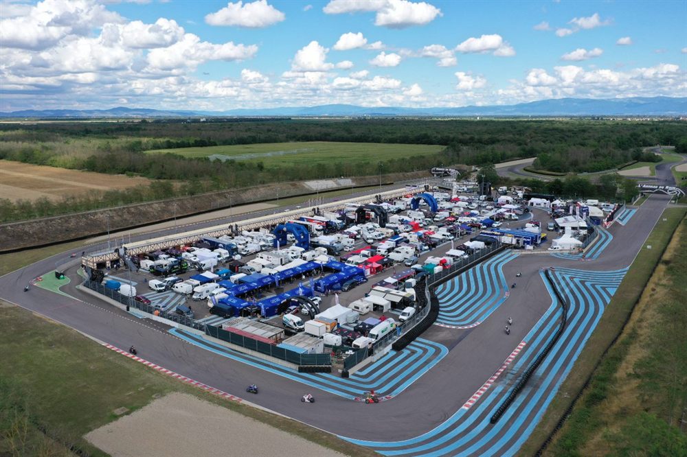 Vue aérienne du paddock et de la ligne droite des stands