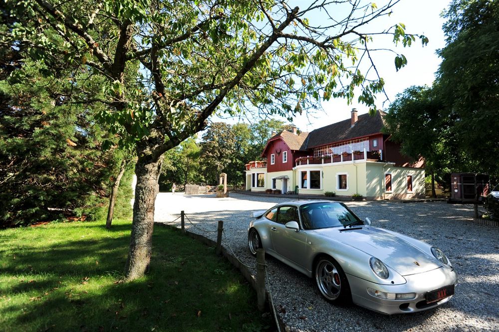 Porsche 911 devant le bâtiment d’accueil du club