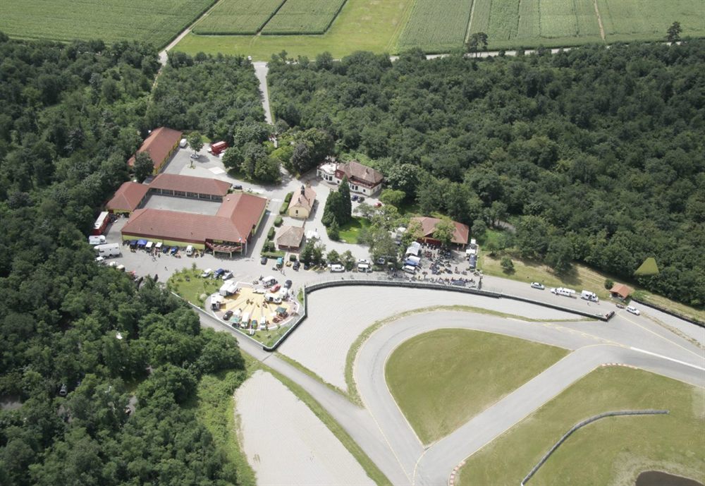 Vue aérienne du paddock club et des bâtiments