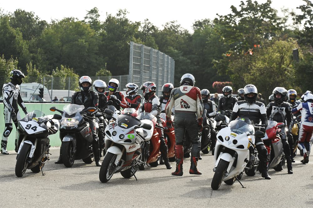 Plateau de motos regroupé en pré-grille avant une séance de roulage