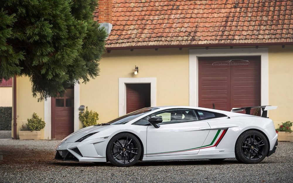 Lamborghini au repos devant les bâtiments du circuit