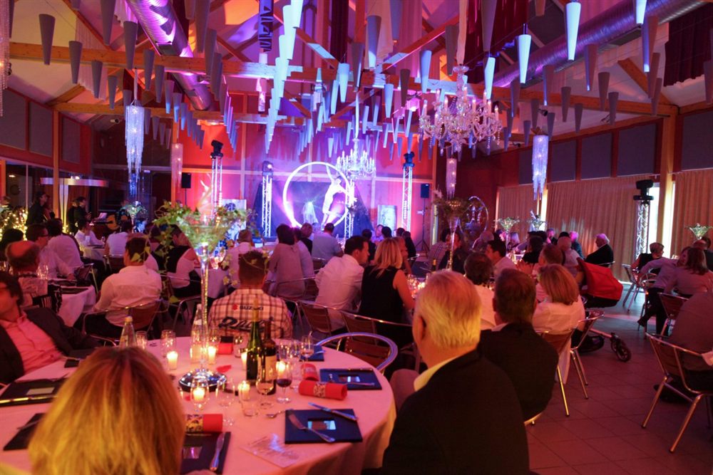 Soirée de gala : tables dressées et spectacle sous les lustres