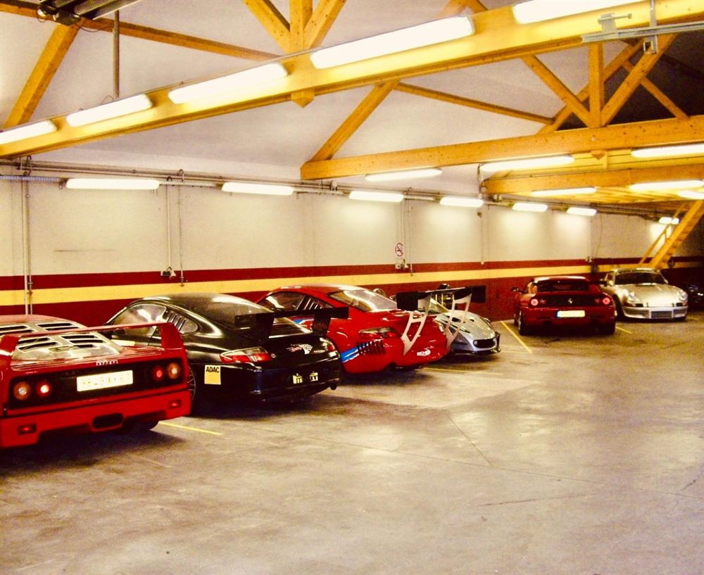 Voitures de membres remisées dans le garage du club