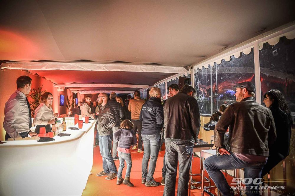 Loge privée en soirée, bar et vue sur la piste