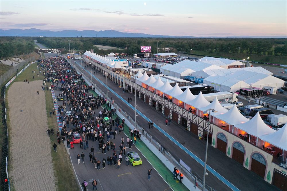 Vue aérienne du paddock un soir de manifestation