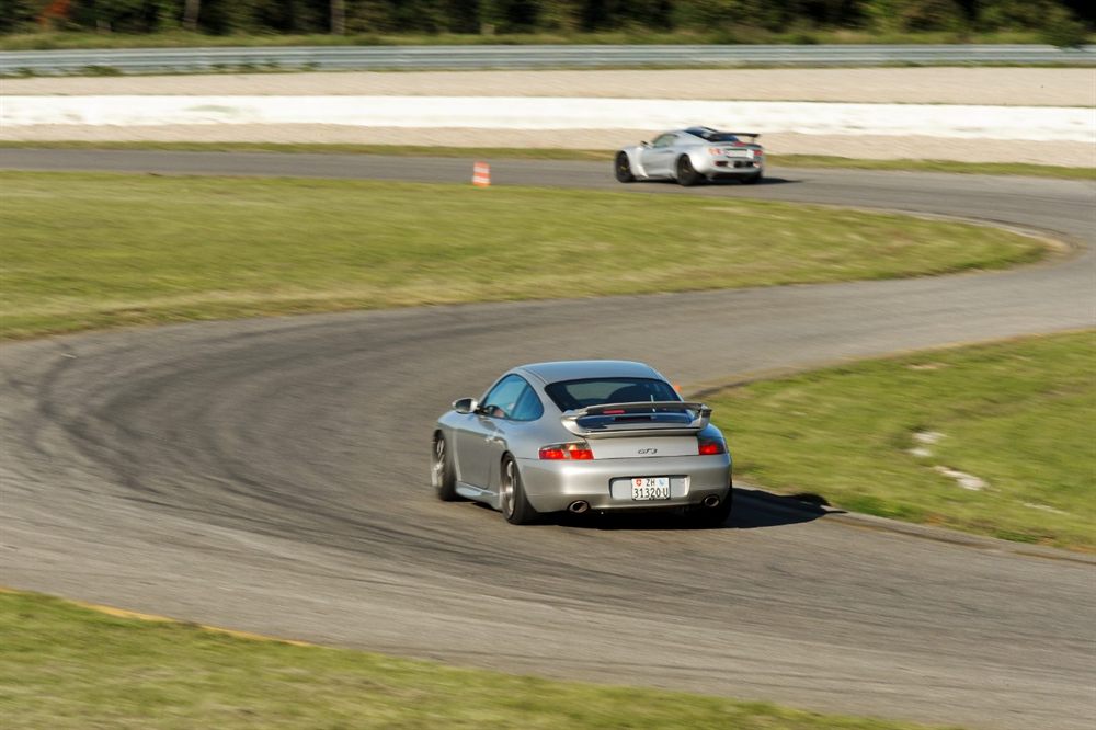 Deux Porsche en roulage sur le circuit