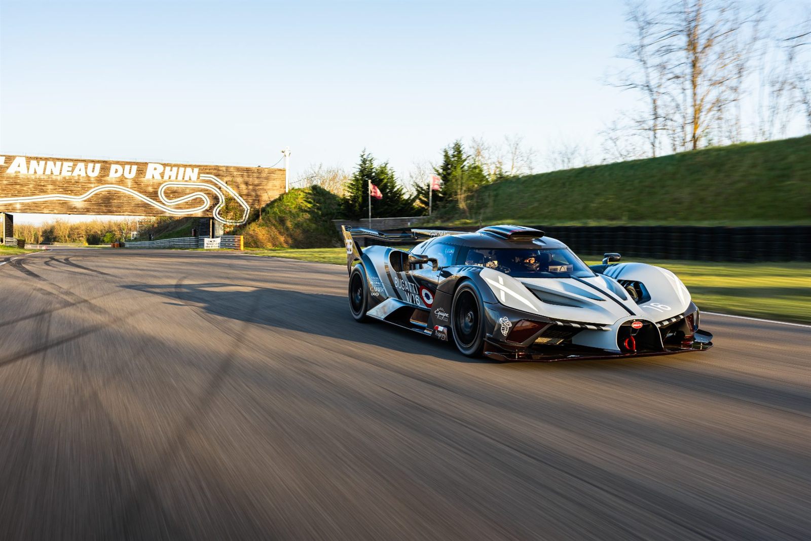 Bugatti en piste devant le mur peint de l'Anneau du Rhin