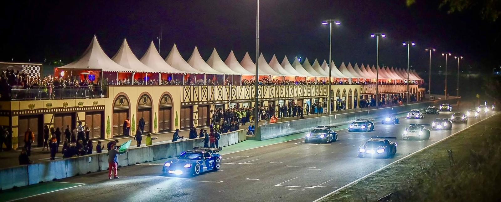 Départ de nuit devant les stands et les chapiteaux de l'Anneau du Rhin