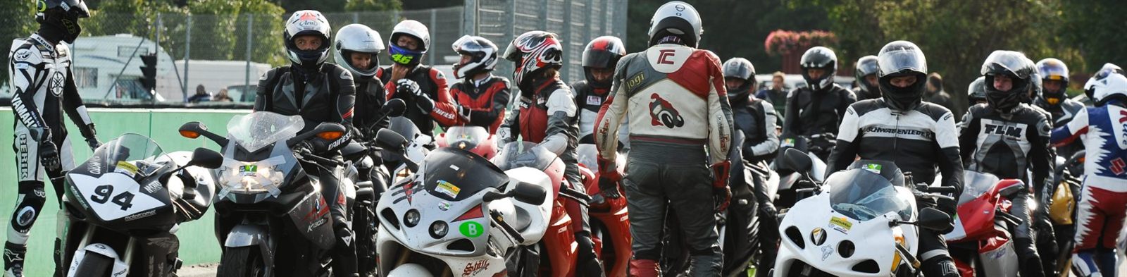 Plateau de motos regroupé en pré-grille avant une séance de roulage