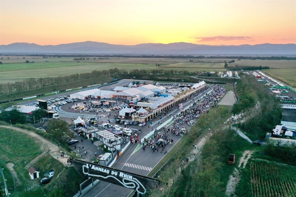 Vue aérienne du paddock et des chapiteaux au soleil couchant, un soir de manifestation