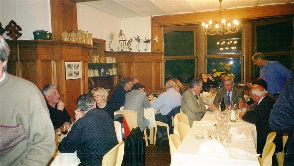 Dîner de groupe dans la salle boisée