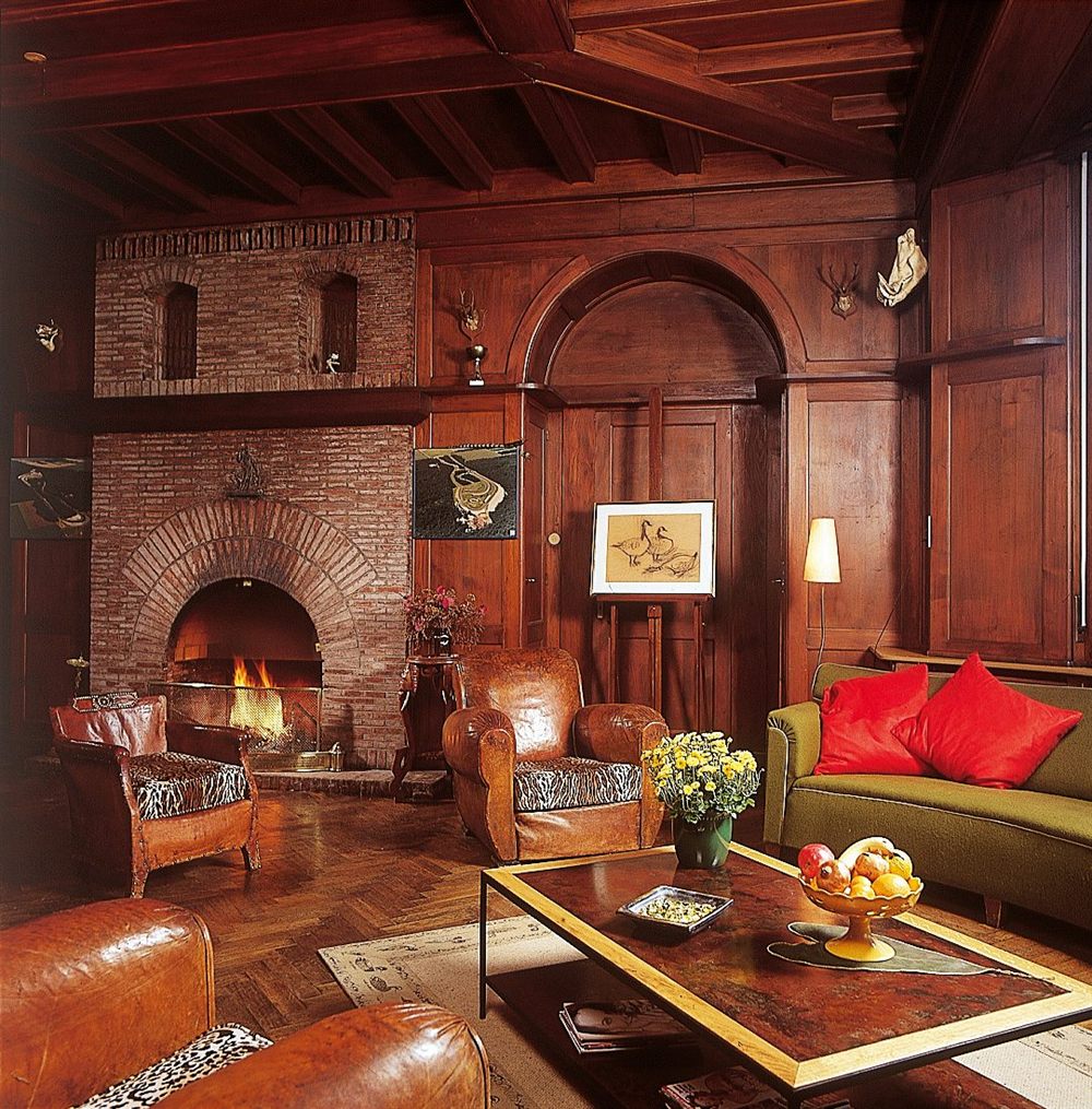 Salon avec cheminée et fauteuils club