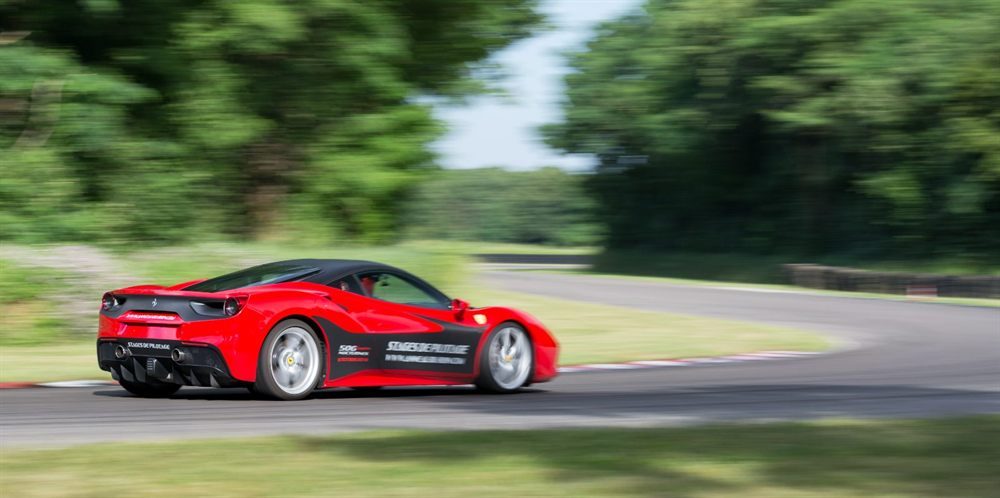 Ferrari en virage sur le circuit lors d’une session de pilotage