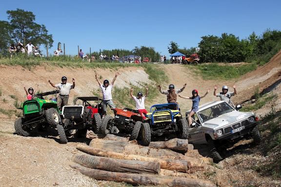 Équipages debout sur leurs 4×4 après le parcours de franchissement