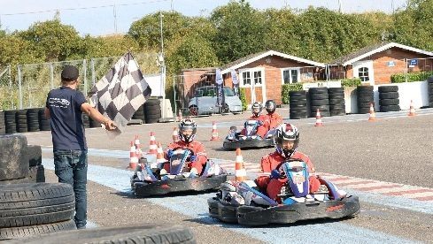 Départ de karts donné au drapeau à damier