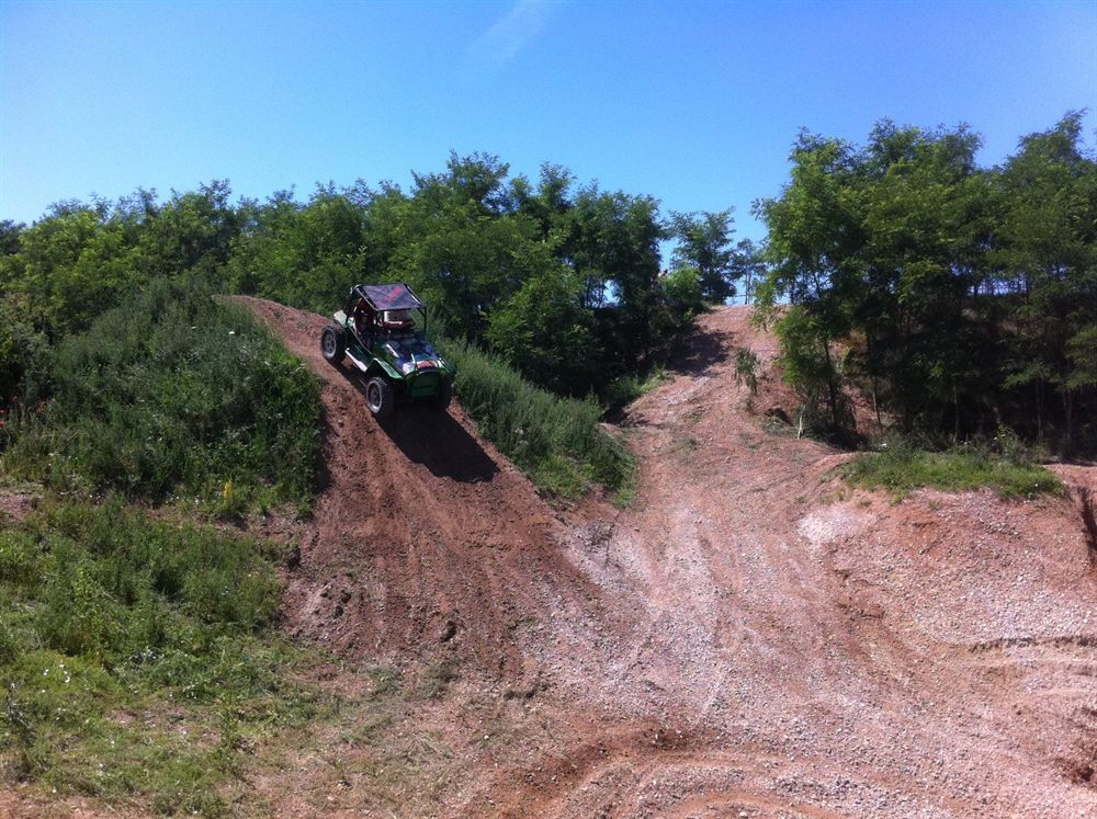 Buggy en descente sur la piste tout-terrain