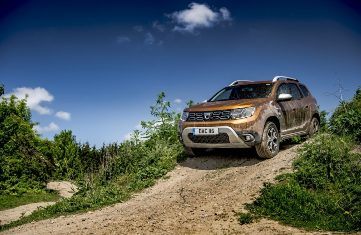 4×4 en montée sur un chemin caillouteux